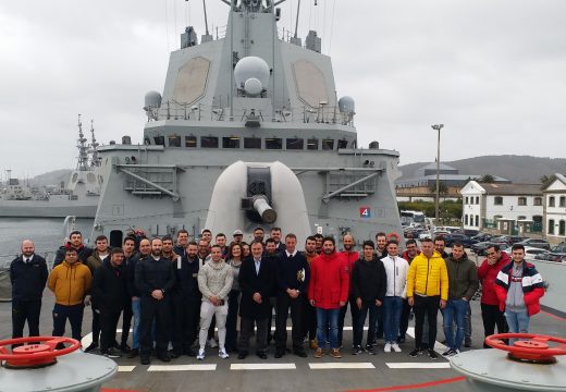 Alumnos da Escola Náutico-Pesqueira de Ribeira visitan as instalacións da Armada en Ferrol como complemento da súa formación